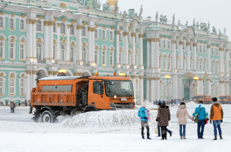 Night in the city the snow fell.His cleaning went snow-removal vehicles.They cleared the roads on the streets of the city.のeditorial素材