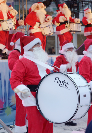 Saint-Petersburg.Russia.December.22.2018.Musicians in the form of Santa Claus.On Christmas eve give a concert in front of the audience.They play drums.Perform at the Palace square.のeditorial素材