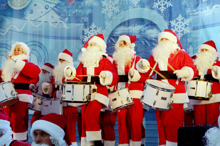 Saint-Petersburg.Russia.December.22.2018.Musicians in the form of Santa Claus.On Christmas eve give a concert in front of the audience.They play drums.Perform at the Palace square.のeditorial素材