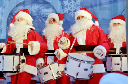 Saint-Petersburg.Russia.December.22.2018.Musicians in the form of Santa Claus.On Christmas eve give a concert in front of the audience.They play drums.Perform at the Palace square.のeditorial素材
