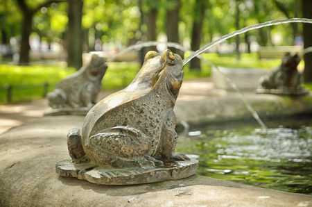 The fountain is located in the city Park.It is decorated with statues of frogs.の写真素材