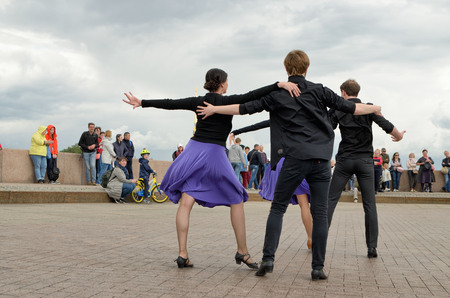 Saint-Petersburg.Russia.July 13.2019.Dancing in the town square in the fresh air.Anyone who wants to dance to music can take part.This is ballroom dancing Rumba, Tango, Salsa, Cha Cha, Samba.のeditorial素材