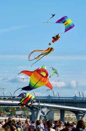 Saint-Petersburg.Russia.August 31.2019.Park ,, three hundred years of St. Petersburg ,,.The townspeople came here with their families.Children and adults fly kites into the sky.のeditorial素材