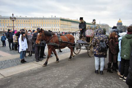 St. Petersburg. Russia. January 02.2020.Palace Square.Horse carriage tour in the city center.Guests of the city can ride in the horse-drawn carriage with the whole family through the streets.のeditorial素材