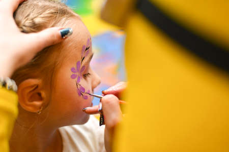 The animator paints the face of the child.の写真素材