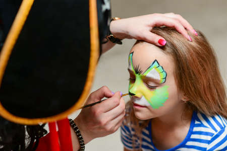 The animator paints the face of the child.の写真素材