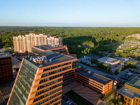 A large building with laboratories and innovative projects, inventions of a technical nature in the Technopark of the Novosibirsk Academic Township in the forest. Aerial view.のeditorial素材