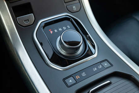 Gearbox gearbox selector in the form of a retractable washer in the center console of the instrument...
