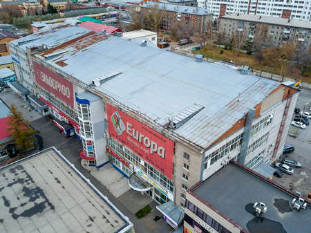 Novosibirsck, Russia - 01.01.2013: Aerial View of one entrance to bulding with offices and parking cars in the city.のeditorial素材