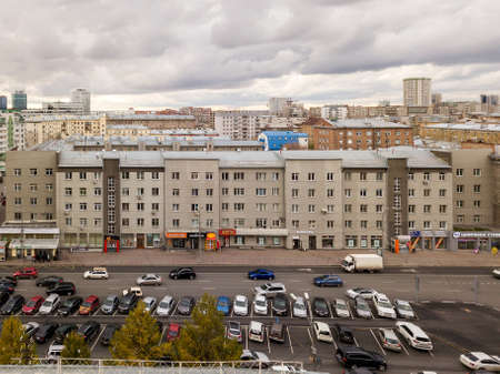 Novosibirsck, Russia - 01.01.2013: Aerial View of one entrance to old residential house with parking cars in the city.のeditorial素材