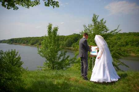 drawing a picture of the newly married couple on natureの写真素材