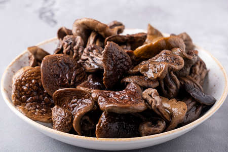 White mushrooms on a plate.の写真素材