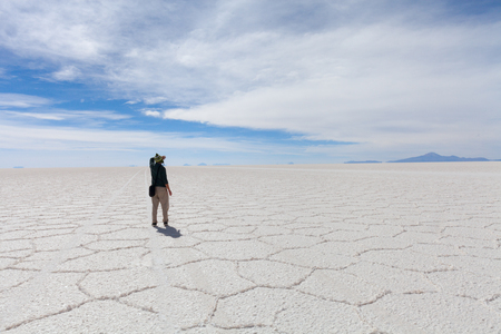 man is looking in the distance. Salar de Uyuni. Boliviaの写真素材