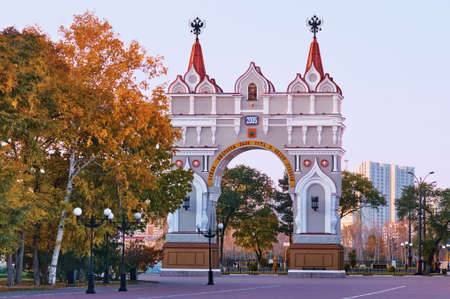 Triumphal arch in Blagoveshchensk in the autumn morning. It was built in 1891 in honor of Tsarevich Nikolai Alexandrovich. In 1936 it was destroyed by a flood. And rebuilt in 2005. Yellow foliage.の写真素材