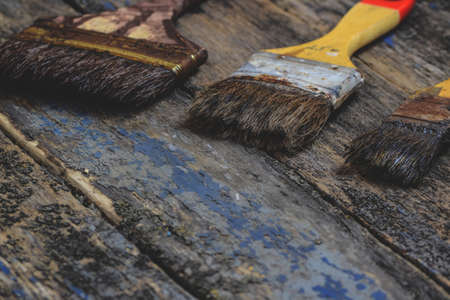 Old and dirty brushes on woood backgroundの写真素材