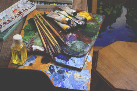 Old palette brush and paintsの写真素材