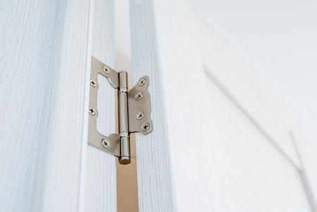 The door hinge is cut into the base of the doorway, the installation details of wooden doors, chrome...