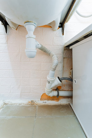 Rusty Drain And Leaking Pipes, View Of Bathtub Drain Showing Rust And Potential Plumbing Issues, Image Depicting Defective Bathroom Drain With Rust Staining And Risk Of Leakage Requiring Repairの写真素材