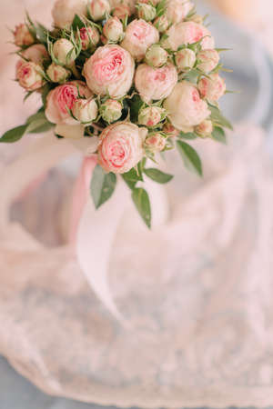 On a light background a tender bouquet of pink roses in a vaseの写真素材