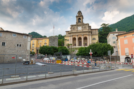 Urbanization works in the historic center of a Swiss city. Mendrisio and in the background the church of Santi Cosma e Damiano, square del Ponteのeditorial素材