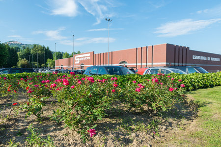 Superstore Esselunga. Esselunga S.p.A. is an Italian retail store chain, founded in 1957 with over 150 stores, and one of the largest Italian companies by turnover. Varese, Italyのeditorial素材