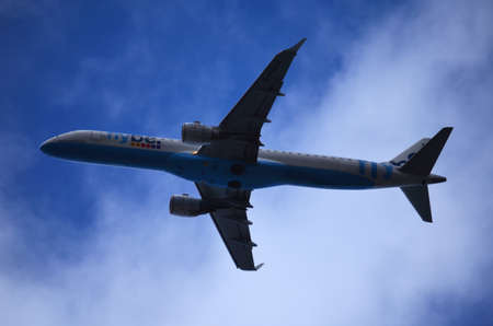 Airplane flying lowのeditorial素材