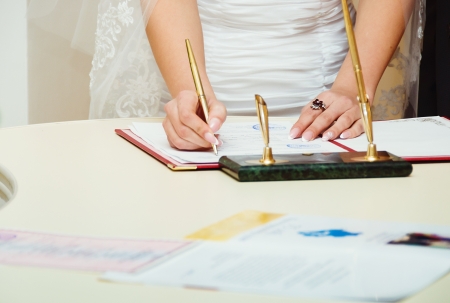 bride signs documentsの写真素材
