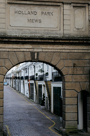 Holland Park Mews and its entrance. Houses in mews are one of the most luxurious and desirable in Londonのeditorial素材