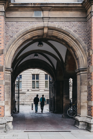 Students walking out of University of Cambridge. Cambridge is the second-oldest university in the English-speaking world.のeditorial素材
