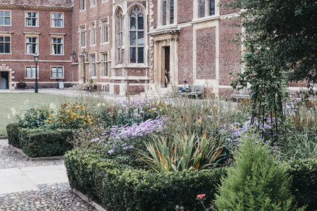 Students relax in the yard of Cambridge University. Cambridge is the second-oldest university in the English-speaking world.のeditorial素材