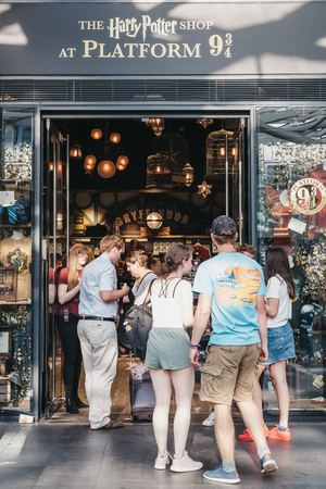 People entering Harry Potter shop by 9 3/4 platform inside King's Cross station, London, station where students of Hogwarts School catch the Hogwarts Express.のeditorial素材