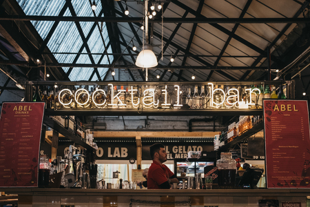 London, UK - November 2, 2018: Cocktail Bar in Mercato Metropolitano, the first sustainable community market in London focused on revitalising the neighbourhood and protecting the environment.のeditorial素材