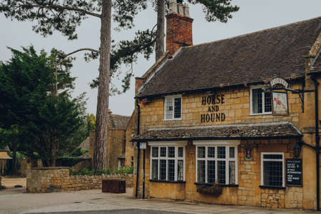 Broadway, UK - July 07, 2020: Exterior of Horse and Hound pub in Broadway, a large village and civil parish within the Cotswolds in the county of Worcestershire, England.のeditorial素材