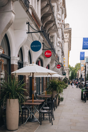 London, UK - September 1, 2022: Row of shops and restaurants on Duke Street in Mayfair, an affluent area in the West End of London in the City of Westminster borough.のeditorial素材