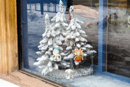Christmas toys in a dirty shop window. Preparing for the new yearのeditorial素材