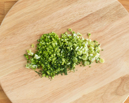 Sliced green onions on a cutting board.の写真素材