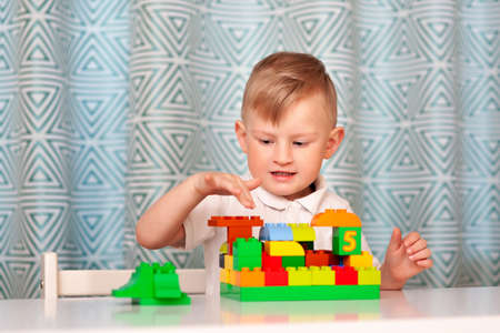 The little boy playing with blocksの写真素材