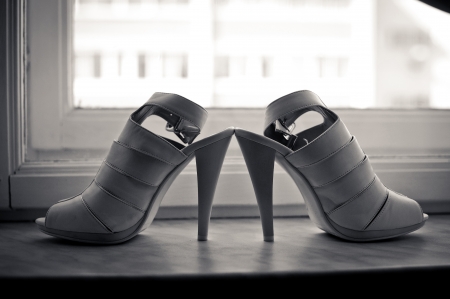 Shoes on a window sill. Wedding shoes in it are black - white tones.
の写真素材