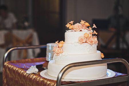 The custom of the feast cake at the wedding.