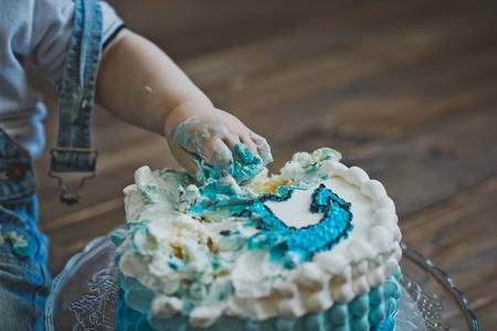 Kid eating cake with your hands.の写真素材