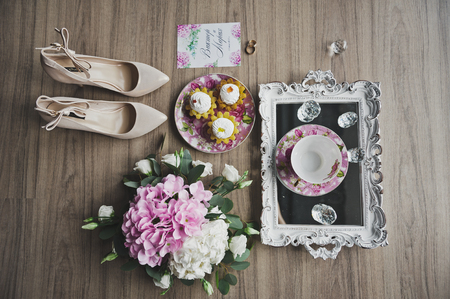 Cream cakes in the middle of the table with flowers.の写真素材