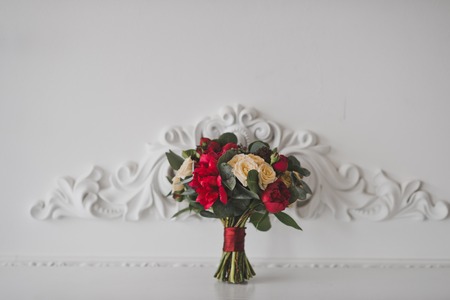 An example of a wedding bouquet in bright red and beige colors.の写真素材