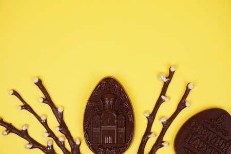 Composition of chocolate figurines. Chocolate bunny. Chocolate eggs on a colored background. Place for the testの写真素材