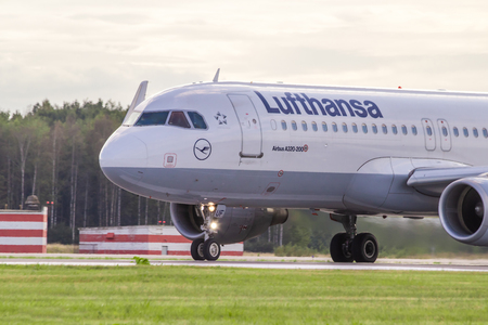 The plane goes on takeoff. Airbus A320-200. Pulkovo Airport. Official summer spotting at Pulkovo Airport on August 15, 2018. Russia, St. Petersburg, Pulkovoのeditorial素材