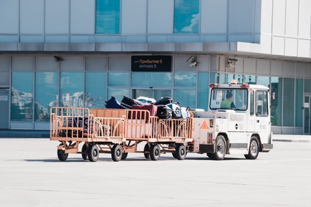 The car carries luggage at the airport. Pulkovo Airport. Official summer spotting at Pulkovo Airport on August 15, 2018. Russia, St. Petersburg, Pulkovoのeditorial素材