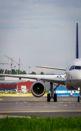 The plane goes to the airport. Air Transport. Transportation of people. Public transport. Russia, St. Petersburg, Pulkovo, official spotting on August 15, 2018のeditorial素材