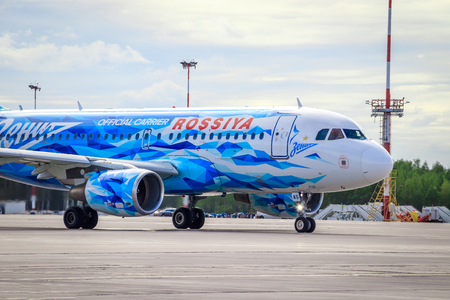 The plane goes to the airport. Air Transport. Transportation of people. Public transport. Russia, St. Petersburg, Pulkovo, official spotting on August 15, 2018のeditorial素材