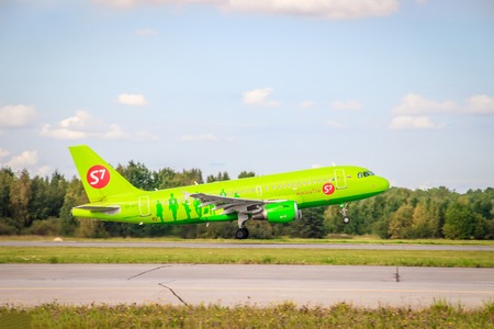 The plane goes to the airport. Air Transport. Transportation of people. Public transport. Airline S7. Russia, St. Petersburg, Pulkovo, official spotting on August 15, 2018のeditorial素材