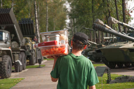 The cook delivers food in a lunch break during military exercisesのeditorial素材
