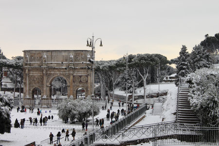 ROME - FEB 4: Arch of Constantine after the heavy snowfall on February 4, 2012 in Rome. The last snowfall in Rome was in 1985のeditorial素材
